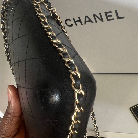 Chanel Chain around leather crossbody bag - Picture 6 of 12